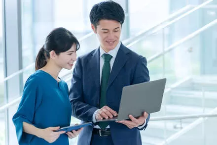 AI成果物とAIレビュー結果を見極める研修イメージ